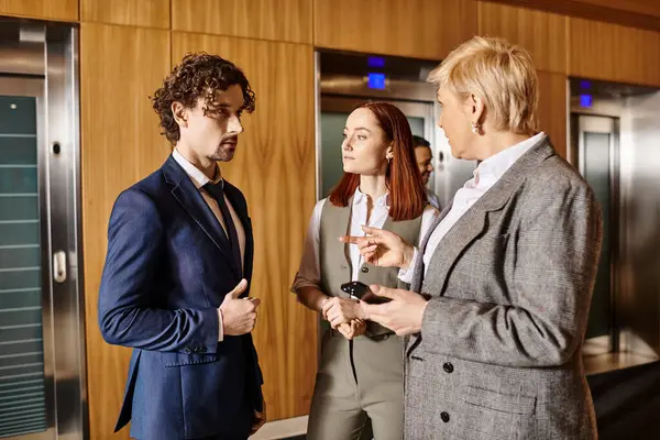 Un grupo diverso de gente de negocios de pie juntos en una habitación. - foto de stock