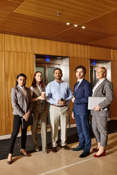 Різноманітні професіонали бізнесу обговорюють ідеї в ліфті. — стокове фото