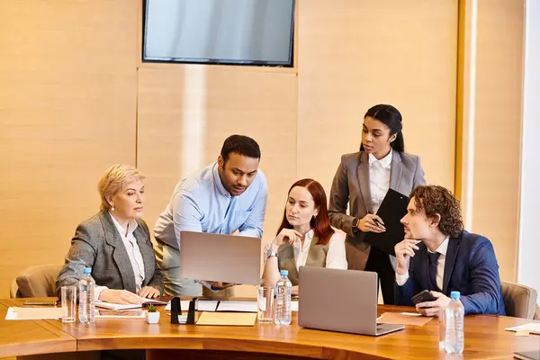 Un groupe diversifié de gens d'affaires collaborent à une table de conférence. — Photo de stock