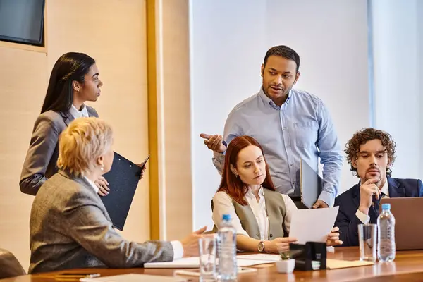 Groupe diversifié de professionnels des affaires brainstorming autour de la table de conférence. — Photo de stock