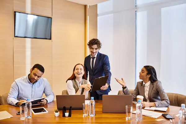 Um grupo interracial de empresários colaborando em torno de uma mesa de conferência. — Fotografia de Stock