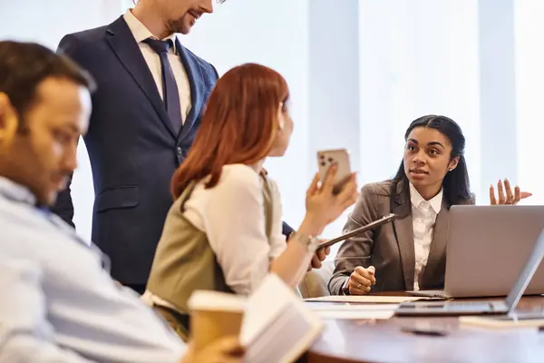 Une équipe d'entreprises multiculturelles réfléchit autour d'une table de conférence. — Photo de stock
