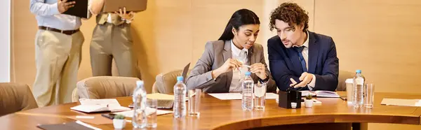 Um grupo interracial de empresários sentados juntos em uma mesa. — Fotografia de Stock