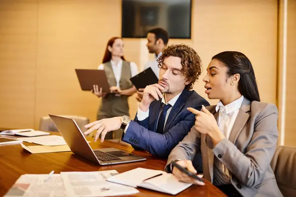 Grupo multicultural de indivíduos de negócios trabalhando juntos em uma mesa com laptops. — Fotografia de Stock