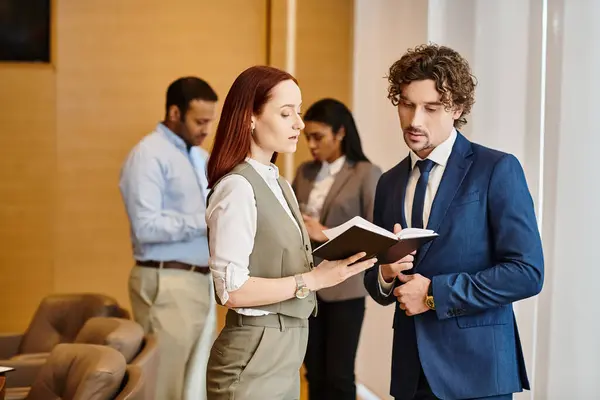 A man and woman collaborate in a vibrant conference room. — Stock Photo