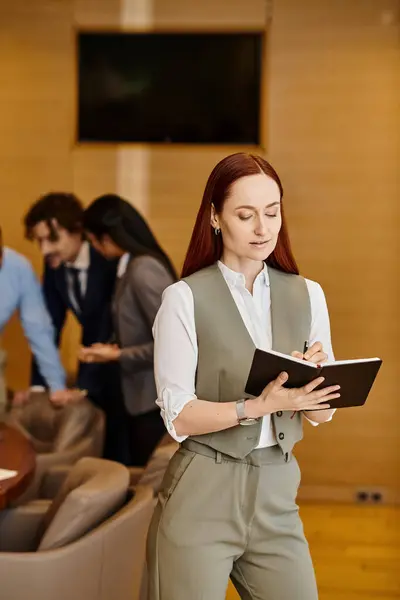 Uma mulher profissional segurando uma pasta em um lobby moderno. — Fotografia de Stock