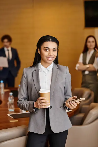 Una donna sicura di sé in un abito da lavoro gode di una tazza di caffè. — Foto stock