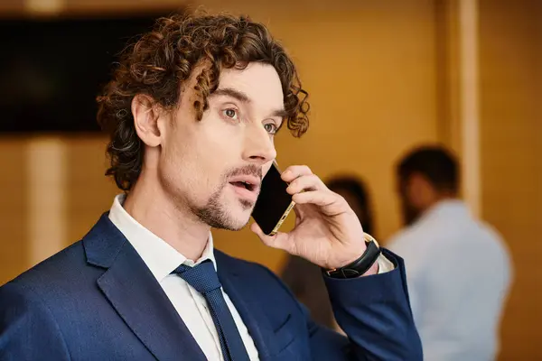 Ein Mann im Anzug spricht mit seinem Handy. — Stockfoto