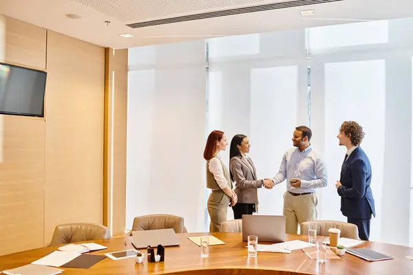 Des professionnels du multiculturalisme réfléchissent autour d'une table de conférence. — Photo de stock