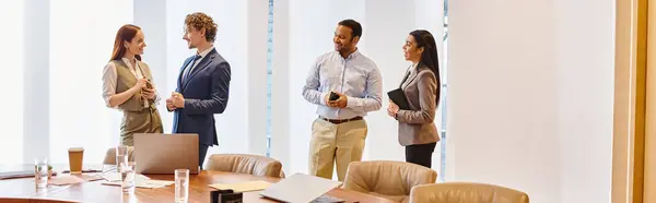 Equipe de negócios multicultural discutindo estratégia em torno da mesa. — Fotografia de Stock