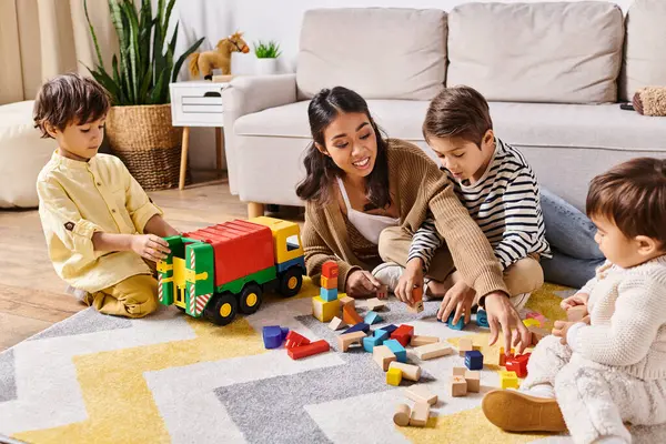 Группа детей, во главе с их азиатской матерью, увлекаются игривой деятельностью с различными игрушками на полу в гостиной. — стоковое фото
