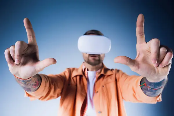 Ein Mann in einem VR-Headset, mit verbundenen Augen und einem Stirnband, macht selbstbewusst im Studio das Vulcan-Zeichen. — Stockfoto