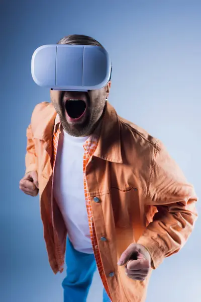 Un uomo in uno studio moderno che indossa un visore per la realtà virtuale, impegnato in un'esperienza virtuale. — Foto stock