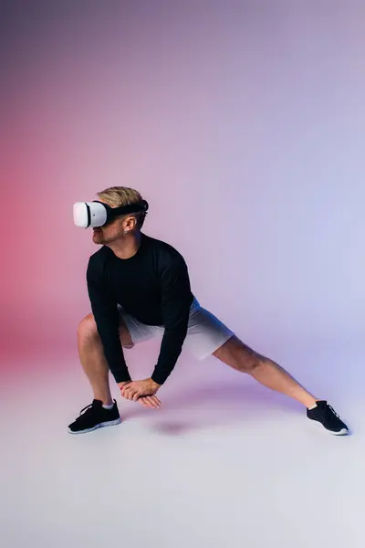 Un hombre con estilo en una camisa negra y pantalones cortos blancos posa en un entorno de estudio, realidad virtual - foto de stock