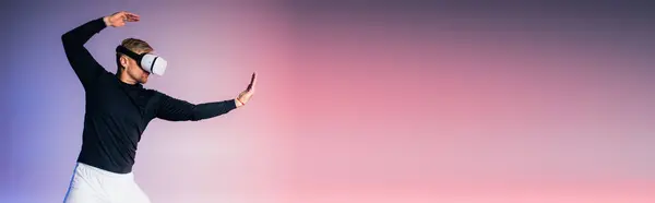 Un homme en chemise noire et pantalon blanc danse gracieusement en studio, exprimant joie et liberté dans un monde virtuel — Photo de stock