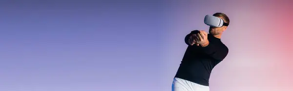 Ein Mann in schwarzem Hemd und weißen Shorts spielt Golf auf dem virtuellen Feld. — Stockfoto