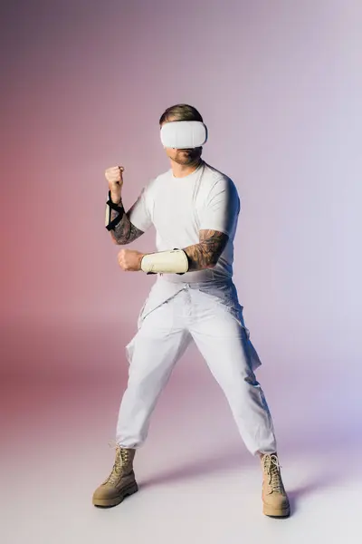 Человек с перевязанной рукой держит бейсбольную биту, готовую к действию в виртуальном мире. — стоковое фото