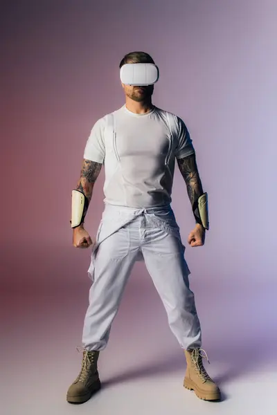 Ein Mann mit bandagiertem Arm steht mit verbundenen Augen in einem Studio und trägt ein VR-Headset. — Stockfoto