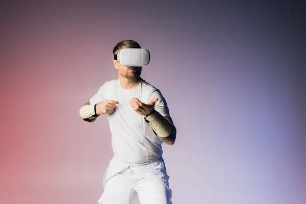 Un uomo in camicia bianca e pantaloncini bianchi posa con fiducia mentre tiene qualcosa nel mondo virtuale — Foto stock