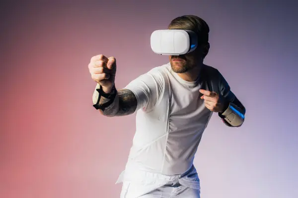 Un homme en chemise blanche explore la Metaverse à travers un casque VR blanc dans un décor de studio. — Photo de stock
