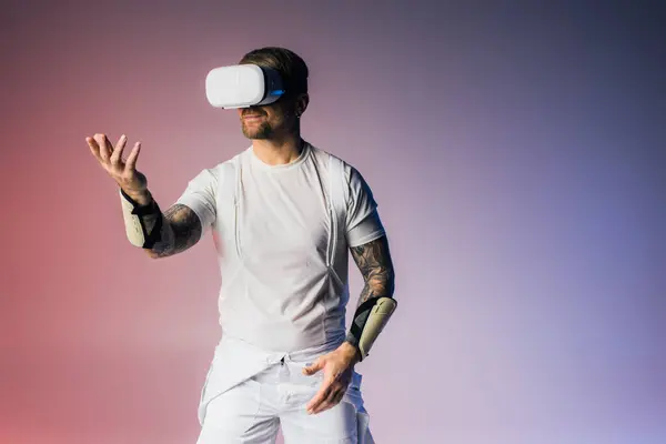 Ein Mann mit Virtual-Reality-Headset posiert in einem Studio in weißem Hemd und weißen Shorts. — Stockfoto