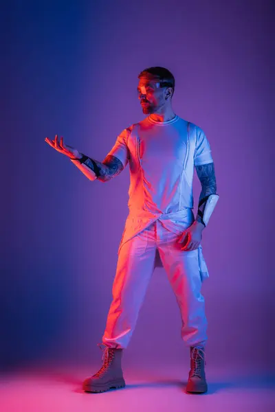 Un uomo vestito con una camicia bianca incontaminata e pantaloni si erge con fiducia in uno studio di realtà virtuale, la sua presenza emanando eleganza. — Foto stock