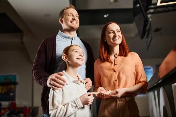 Счастливая семья, стоять вместе в кино. — стоковое фото