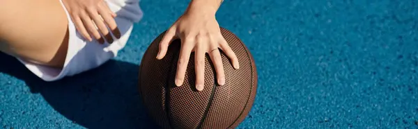 Jeune femme tenant un ballon de football en plein air dans un gros plan. — Photo de stock