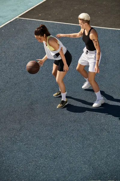 Duas mulheres atléticas que estão confiantes em uma quadra de basquete. — Fotografia de Stock