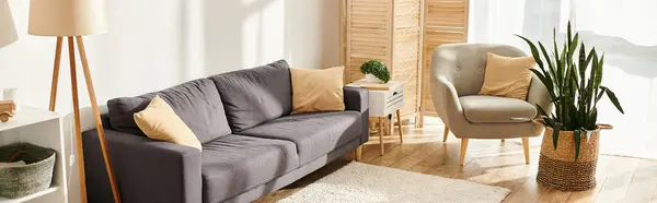 Foto del objeto de la moderna sala de estar bien amueblada con sofá enorme y silla en colores pastel, pancarta - foto de stock