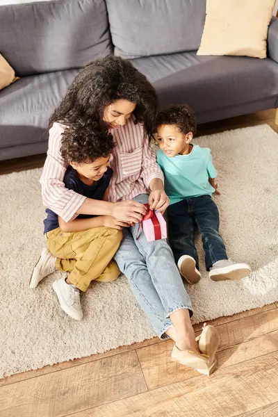 Alegre atraente afro-americana mulher passar tempo com seus filhos com presente, Dia das Mães — Fotografia de Stock