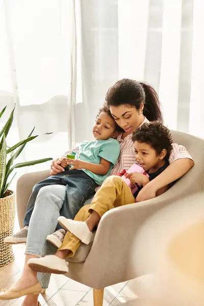 Familia afroamericana alegre en la ropa de casa pasar tiempo junto con el presente, Día de las Madres - foto de stock