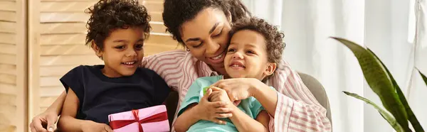 Felice famiglia afroamericana trascorrere del tempo insieme con presente in mano, Festa della mamma, striscione — Foto stock