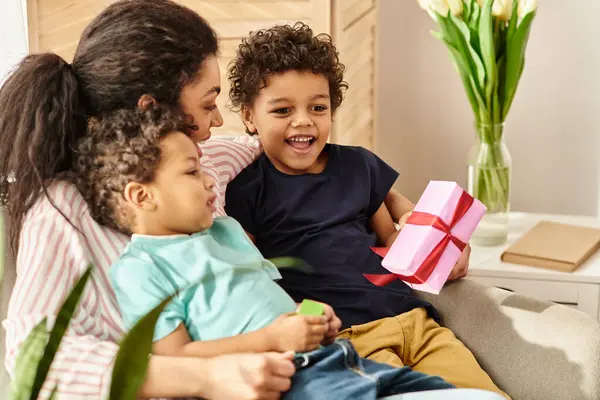Prendre soin de la famille afro-américaine heureuse ayant du temps de qualité ensemble à la maison, présent, fête des mères — Photo de stock