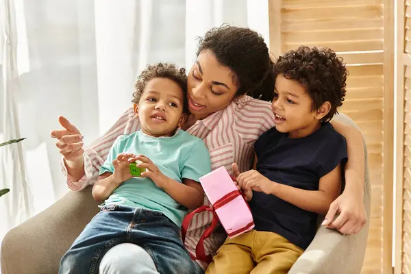 Joyeuse famille afro-américaine aimant passer du bon temps ensemble à la maison, présent, fête des mères — Photo de stock