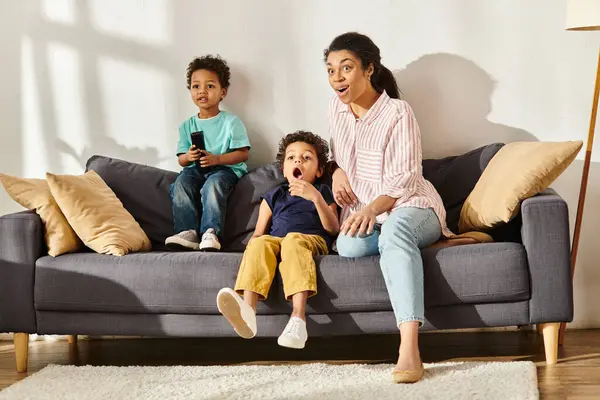 Schockierte afrikanisch-amerikanische Mutter schaut interessante Filme mit ihren überraschten kleinen Söhnen — Stockfoto