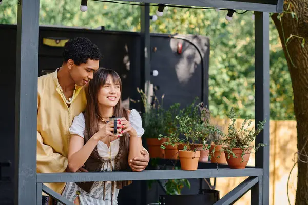 Ein Mann und eine Frau unterschiedlicher Rassen, in einem Wohnmobil, glücklich genießen die schöne Natur. — Stockfoto