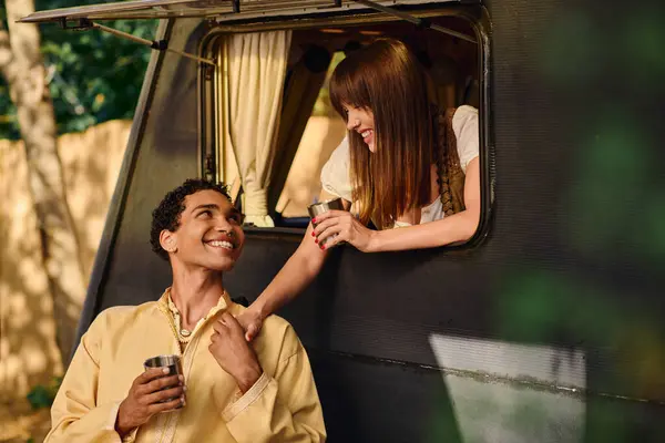 Um homem e uma mulher sentam-se juntos em um trem, profundamente conversados, enquanto viajam em direção ao seu destino. — Fotografia de Stock
