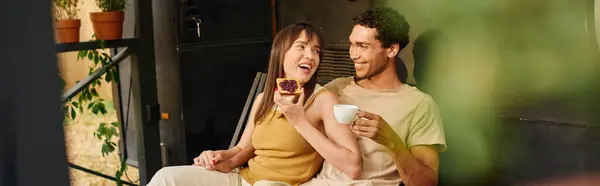 A man and woman relax on a porch, basking in the peaceful atmosphere as they share a quiet moment together. — Stock Photo