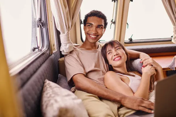 Un homme et une femme s'assoient côte à côte dans un train, regardant par la fenêtre alors qu'ils voyagent ensemble dans une aventure romantique. — Photo de stock