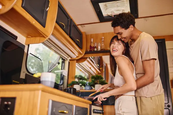 Un uomo e una donna stanno insieme in una cucina accogliente, condividendo un momento di insieme mentre preparano un pasto.. — Foto stock