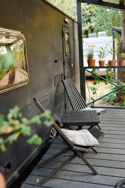 Ein einsamer Stuhl, der auf einem Holzdeck ruht und einen Moment friedlicher Einsamkeit und Kontemplation bietet. — Stockfoto