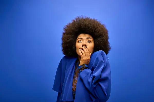 Eine stylische Afroamerikanerin in trendiger Kleidung zieht ein komisches Gesicht. — Stockfoto