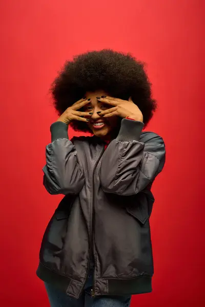 Stilvolle Afroamerikanerin in trendiger Kleidung bedeckt Gesicht mit Händen. — Stockfoto
