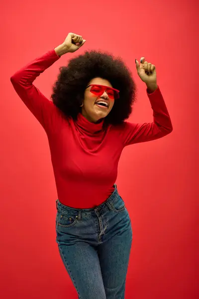 Trendy donna afroamericana in abito rosso colpisce una posa. — Foto stock