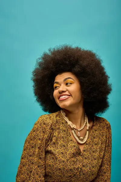 Elegante donna afroamericana con capelli ricci dosaggio luminoso per la fotocamera. — Foto stock