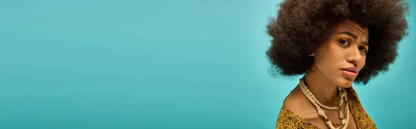 Elegante donna afroamericana con hairdopose ricci su uno sfondo vibrante. — Foto stock