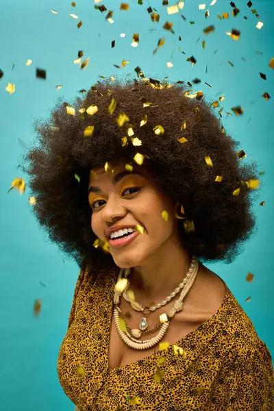 Mulher sorridente com afro, confete caindo do cabelo. — Fotografia de Stock