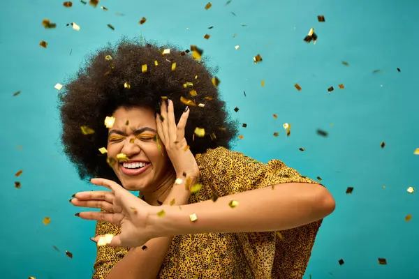 Mulher afro-americana elegante com cabelo encaracolado docelebrating em meio a confetes coloridos. — Fotografia de Stock