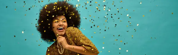 Mulher afro-americana na moda com penteado encaracolado cercado por confetes coloridos. — Fotografia de Stock